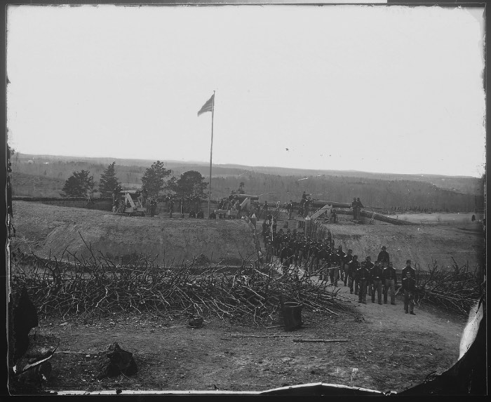 Mathew Brady é considerado o pai do fotojornalismo e é conhecido por ter documentando a Guerra Civil Americana. Suas fotografias e aquelas que ele encomendou, tiveram um enorme impacto na sociedade da época e, continuam com isso até os dias de hoje. O fotógrafo e sua equipe visitaram inúmeros campos de batalha, registrando a vida nos acampamentos militares e registrando as pessoas mais conhecidas da época como Abraham Lincoln e Walt Whitman.