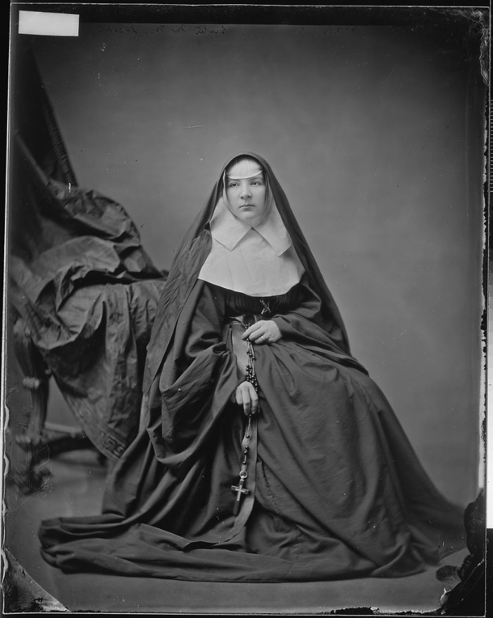 Mathew Brady é considerado o pai do fotojornalismo e é conhecido por ter documentando a Guerra Civil Americana. Suas fotografias e aquelas que ele encomendou, tiveram um enorme impacto na sociedade da época e, continuam com isso até os dias de hoje. O fotógrafo e sua equipe visitaram inúmeros campos de batalha, registrando a vida nos acampamentos militares e registrando as pessoas mais conhecidas da época como Abraham Lincoln e Walt Whitman.