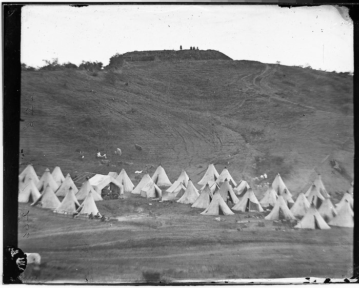Mathew Brady é considerado o pai do fotojornalismo e é conhecido por ter documentando a Guerra Civil Americana. Suas fotografias e aquelas que ele encomendou, tiveram um enorme impacto na sociedade da época e, continuam com isso até os dias de hoje. O fotógrafo e sua equipe visitaram inúmeros campos de batalha, registrando a vida nos acampamentos militares e registrando as pessoas mais conhecidas da época como Abraham Lincoln e Walt Whitman.