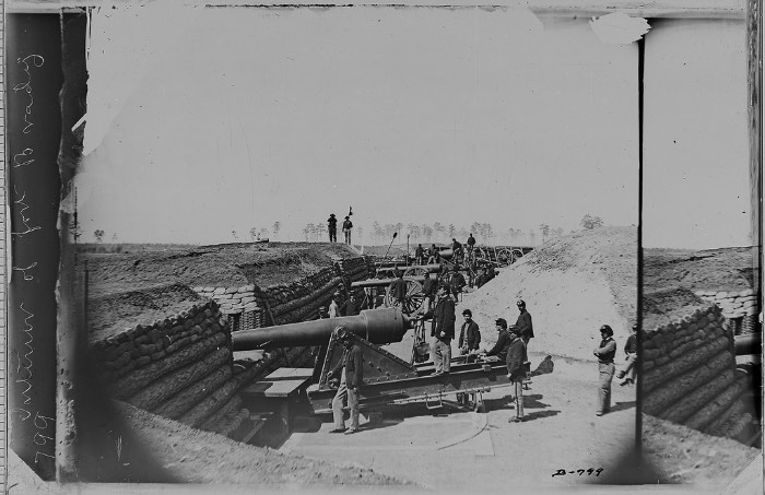 Mathew Brady é considerado o pai do fotojornalismo e é conhecido por ter documentando a Guerra Civil Americana. Suas fotografias e aquelas que ele encomendou, tiveram um enorme impacto na sociedade da época e, continuam com isso até os dias de hoje. O fotógrafo e sua equipe visitaram inúmeros campos de batalha, registrando a vida nos acampamentos militares e registrando as pessoas mais conhecidas da época como Abraham Lincoln e Walt Whitman.