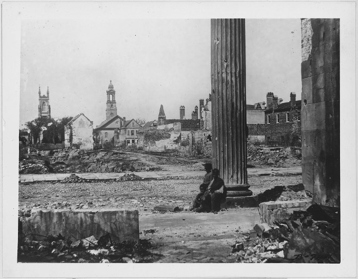 Mathew Brady é considerado o pai do fotojornalismo e é conhecido por ter documentando a Guerra Civil Americana. Suas fotografias e aquelas que ele encomendou, tiveram um enorme impacto na sociedade da época e, continuam com isso até os dias de hoje. O fotógrafo e sua equipe visitaram inúmeros campos de batalha, registrando a vida nos acampamentos militares e registrando as pessoas mais conhecidas da época como Abraham Lincoln e Walt Whitman.