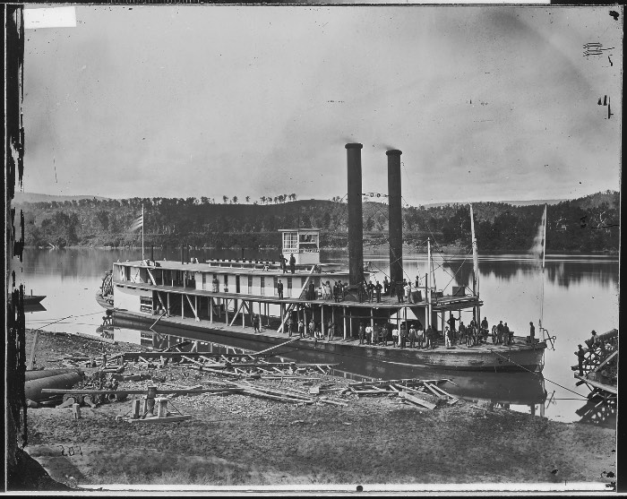 Mathew Brady é considerado o pai do fotojornalismo e é conhecido por ter documentando a Guerra Civil Americana. Suas fotografias e aquelas que ele encomendou, tiveram um enorme impacto na sociedade da época e, continuam com isso até os dias de hoje. O fotógrafo e sua equipe visitaram inúmeros campos de batalha, registrando a vida nos acampamentos militares e registrando as pessoas mais conhecidas da época como Abraham Lincoln e Walt Whitman.