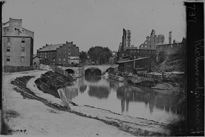 Mathew Brady é considerado o pai do fotojornalismo e é conhecido por ter documentando a Guerra Civil Americana. Suas fotografias e aquelas que ele encomendou, tiveram um enorme impacto na sociedade da época e, continuam com isso até os dias de hoje. O fotógrafo e sua equipe visitaram inúmeros campos de batalha, registrando a vida nos acampamentos militares e registrando as pessoas mais conhecidas da época como Abraham Lincoln e Walt Whitman.