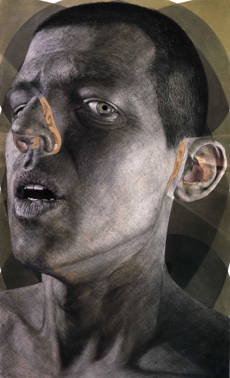 Ian Ingram é um artista que explora a arte de auto retratos de um jeito bem experimental. As imagens que ele cria podem ser feitas usando pastel, tinta, aquarelas, carvão e outros materiais menos comuns como cera de abelha, cordões e asas de borboletas. Mas não é só com o material que ele experimenta. As ilustrações criadas pelo artista exploram como vemos a nós mesmo e como podemos mudar a forma que outras pessoas nos vêem.