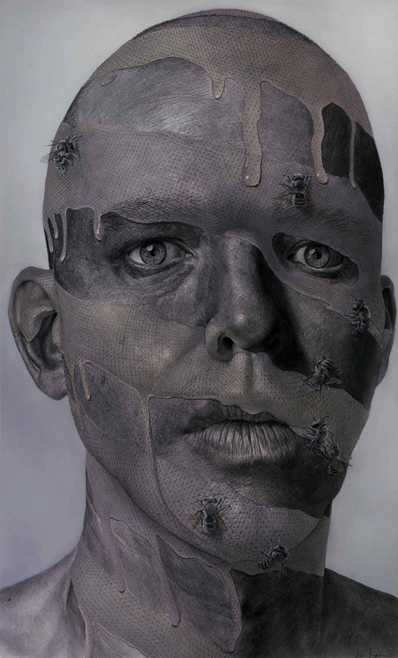 Ian Ingram é um artista que explora a arte de auto retratos de um jeito bem experimental. As imagens que ele cria podem ser feitas usando pastel, tinta, aquarelas, carvão e outros materiais menos comuns como cera de abelha, cordões e asas de borboletas. Mas não é só com o material que ele experimenta. As ilustrações criadas pelo artista exploram como vemos a nós mesmo e como podemos mudar a forma que outras pessoas nos vêem.