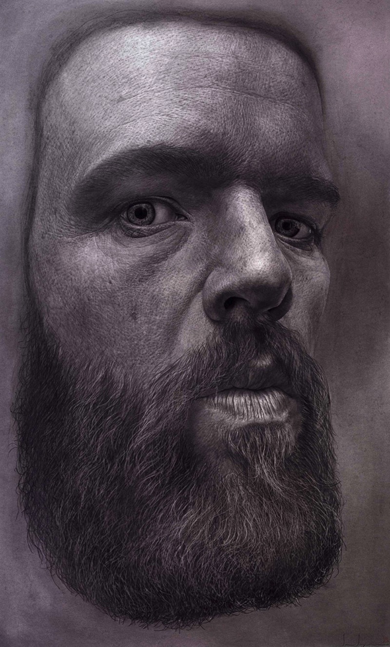 Ian Ingram é um artista que explora a arte de auto retratos de um jeito bem experimental. As imagens que ele cria podem ser feitas usando pastel, tinta, aquarelas, carvão e outros materiais menos comuns como cera de abelha, cordões e asas de borboletas. Mas não é só com o material que ele experimenta. As ilustrações criadas pelo artista exploram como vemos a nós mesmo e como podemos mudar a forma que outras pessoas nos vêem.