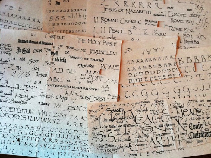 Já falei sobre a Comic Sans algumas vezes aqui mas não consegui descobrir se já falei sobre a fonte que eu mais odeio na história. Essa fonte é a Papyrus e, hoje, descobri que seu criador tem nome e ele se chama Chris Costello. Esse é o nome do responsável pela criação da Papyrus em 1982.