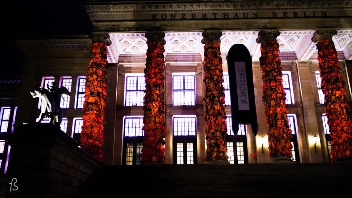 Há alguns dias, algo espetacular aconteceu aqui em Berlin. O artista chinês Ai Weiwei transformou as colunas do Konzerthaus Berlin em algo diferente, algo inesperado e que chamou a atenção de muita gente. O que ele fez foi usar de milhares de coletes salva-vidas recolhidos na ilha grega de Lesbos e usá-los em uma instalação artística. Tudo isso para o Cinema for Peace, evento de arrecadação de dinheiro que aconteceu no último dia 15 de fevereiro aqui em Berlin.