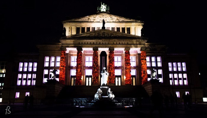 Há alguns dias, algo espetacular aconteceu aqui em Berlin. O artista chinês Ai Weiwei transformou as colunas do Konzerthaus Berlin em algo diferente, algo inesperado e que chamou a atenção de muita gente. O que ele fez foi usar de milhares de coletes salva-vidas recolhidos na ilha grega de Lesbos e usá-los em uma instalação artística. Tudo isso para o Cinema for Peace, evento de arrecadação de dinheiro que aconteceu no último dia 15 de fevereiro aqui em Berlin.