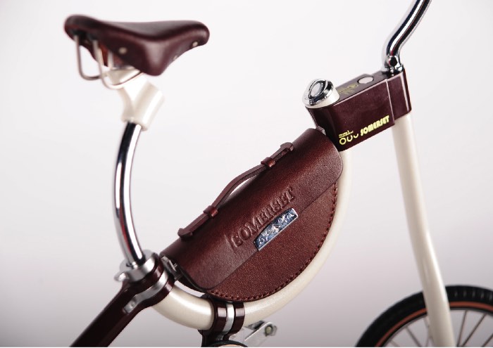Não sei ao certo se essa bicicleta da Somerset ainda pode ser considerada uma bike. Afinal, essa é a menor bicicleta dobrável que já vi e seu visual baseado em uma forma que me lembra uma ferradura, deixa tudo ainda mais estranho. Mas é isso que transforma essa bicicleta em algo especial.