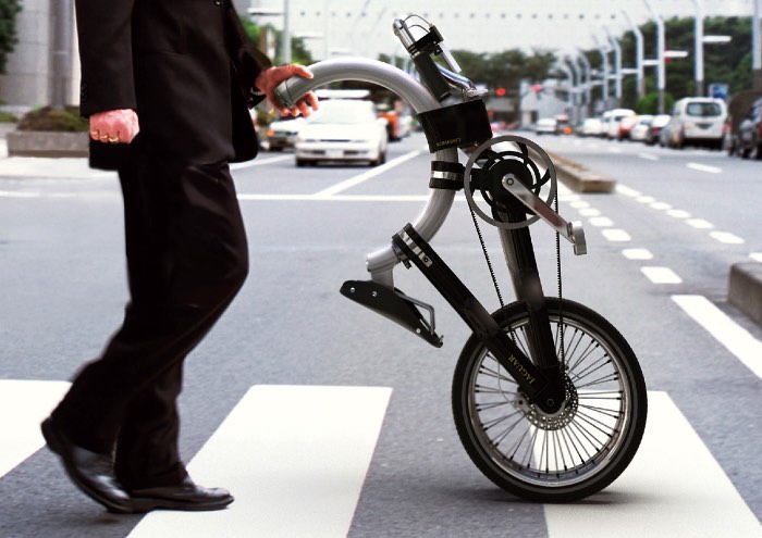 Não sei ao certo se essa bicicleta da Somerset ainda pode ser considerada uma bike. Afinal, essa é a menor bicicleta dobrável que já vi e seu visual baseado em uma forma que me lembra uma ferradura, deixa tudo ainda mais estranho. Mas é isso que transforma essa bicicleta em algo especial.