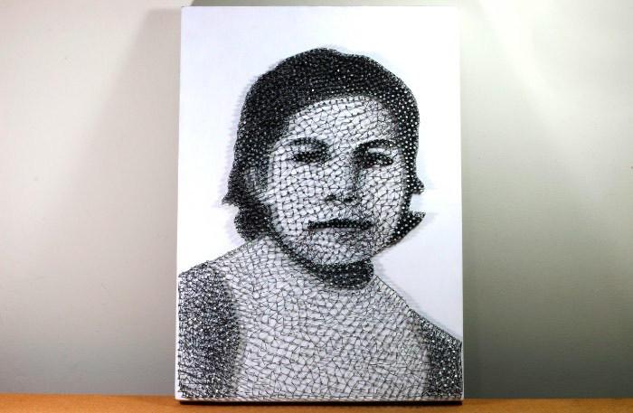 Toda vez que me deparo com uma obra feita através de String Art, fico me questionando como que aquela imagem pode ter sido criada usando apenas pregos e linhas. Como elementos tão simples podem ser usados para criar algo que parece tão complexo e bonito?