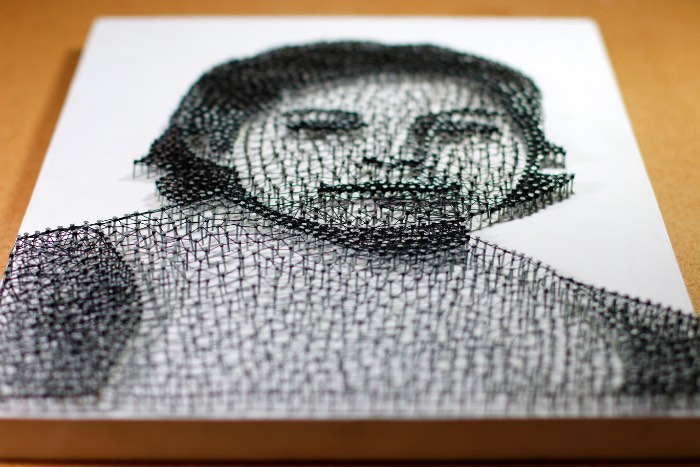 Toda vez que me deparo com uma obra feita através de String Art, fico me questionando como que aquela imagem pode ter sido criada usando apenas pregos e linhas. Como elementos tão simples podem ser usados para criar algo que parece tão complexo e bonito?
