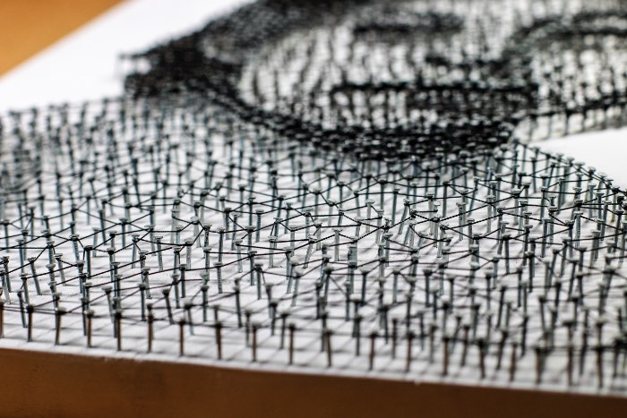 Toda vez que me deparo com uma obra feita através de String Art, fico me questionando como que aquela imagem pode ter sido criada usando apenas pregos e linhas. Como elementos tão simples podem ser usados para criar algo que parece tão complexo e bonito?