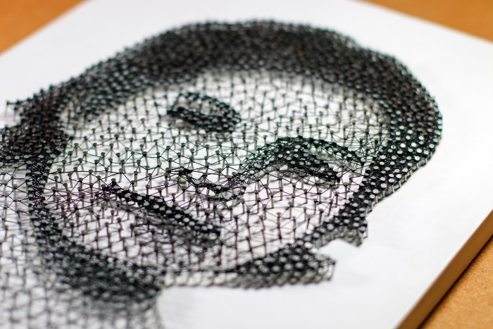 Toda vez que me deparo com uma obra feita através de String Art, fico me questionando como que aquela imagem pode ter sido criada usando apenas pregos e linhas. Como elementos tão simples podem ser usados para criar algo que parece tão complexo e bonito?
