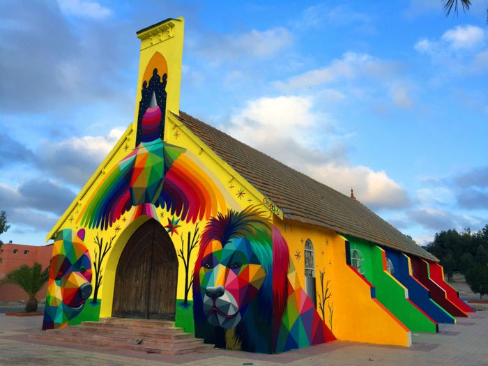 Você já deve ter visto a Igreja do Skate pintada por Okuda mas eu não sei se você chegou a ver a Igreja de Okuda em Marrocos. Esse projeto faz parte da caravana de street art por Marrocos criada pelo Conselho Britânico e se chama 11 Mirages to the Freedom, traduzido sem frescuras como Onze Miragens de Liberdade. Essa obra consiste de pinturas de onze personagens que interagem com a arquitetura da igreja, cada um na sua forma. Alguns deles usam as janelas como jaulas, outros interagem entre si e você pode ver isso tudo logo abaixo.