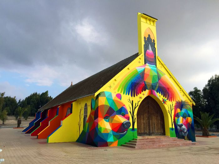 Você já deve ter visto a Igreja do Skate pintada por Okuda mas eu não sei se você chegou a ver a Igreja de Okuda em Marrocos. Esse projeto faz parte da caravana de street art por Marrocos criada pelo Conselho Britânico e se chama 11 Mirages to the Freedom, traduzido sem frescuras como Onze Miragens de Liberdade. Essa obra consiste de pinturas de onze personagens que interagem com a arquitetura da igreja, cada um na sua forma. Alguns deles usam as janelas como jaulas, outros interagem entre si e você pode ver isso tudo logo abaixo.