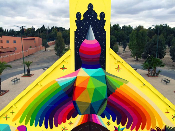 Você já deve ter visto a Igreja do Skate pintada por Okuda mas eu não sei se você chegou a ver a Igreja de Okuda em Marrocos. Esse projeto faz parte da caravana de street art por Marrocos criada pelo Conselho Britânico e se chama 11 Mirages to the Freedom, traduzido sem frescuras como Onze Miragens de Liberdade. Essa obra consiste de pinturas de onze personagens que interagem com a arquitetura da igreja, cada um na sua forma. Alguns deles usam as janelas como jaulas, outros interagem entre si e você pode ver isso tudo logo abaixo.