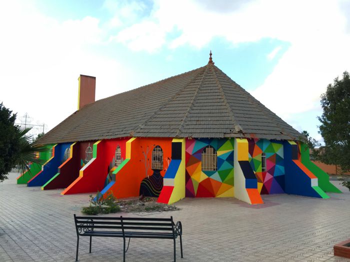 Você já deve ter visto a Igreja do Skate pintada por Okuda mas eu não sei se você chegou a ver a Igreja de Okuda em Marrocos. Esse projeto faz parte da caravana de street art por Marrocos criada pelo Conselho Britânico e se chama 11 Mirages to the Freedom, traduzido sem frescuras como Onze Miragens de Liberdade. Essa obra consiste de pinturas de onze personagens que interagem com a arquitetura da igreja, cada um na sua forma. Alguns deles usam as janelas como jaulas, outros interagem entre si e você pode ver isso tudo logo abaixo.