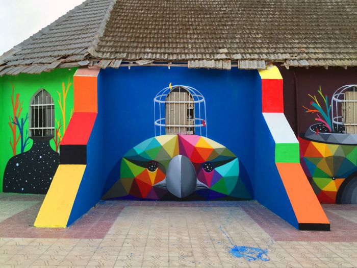 Você já deve ter visto a Igreja do Skate pintada por Okuda mas eu não sei se você chegou a ver a Igreja de Okuda em Marrocos. Esse projeto faz parte da caravana de street art por Marrocos criada pelo Conselho Britânico e se chama 11 Mirages to the Freedom, traduzido sem frescuras como Onze Miragens de Liberdade. Essa obra consiste de pinturas de onze personagens que interagem com a arquitetura da igreja, cada um na sua forma. Alguns deles usam as janelas como jaulas, outros interagem entre si e você pode ver isso tudo logo abaixo.