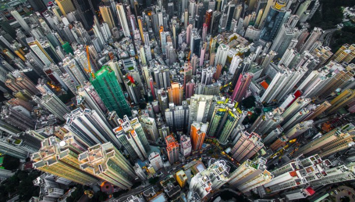 Hong Kong é uma das cidades mais densamente populadas do mundo. São dezenas de prédios lutando por espaço onde mais de 100 mil pessoas vivem em pequenos apartamentos que mais parecem texturas do que residências. É nessa cidade que o fotógrafo Andy Yeung resolveu produzir um projeto fotográfico chamado Urban Jungle.