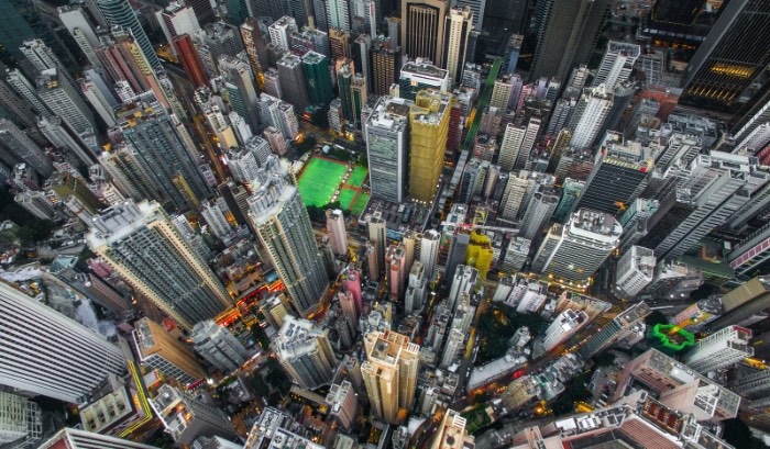 Hong Kong é uma das cidades mais densamente populadas do mundo. São dezenas de prédios lutando por espaço onde mais de 100 mil pessoas vivem em pequenos apartamentos que mais parecem texturas do que residências. É nessa cidade que o fotógrafo Andy Yeung resolveu produzir um projeto fotográfico chamado Urban Jungle.