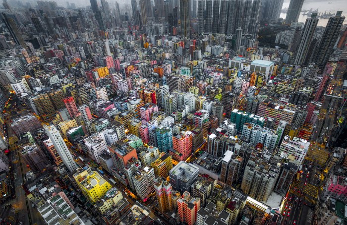 Hong Kong é uma das cidades mais densamente populadas do mundo. São dezenas de prédios lutando por espaço onde mais de 100 mil pessoas vivem em pequenos apartamentos que mais parecem texturas do que residências. É nessa cidade que o fotógrafo Andy Yeung resolveu produzir um projeto fotográfico chamado Urban Jungle.