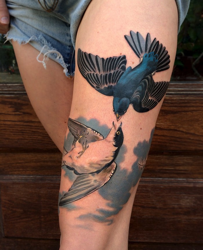 O que mais me chamou a atenção nas tatuagens feitas por Stephanie Brown é o estilo visual que me lembrou muito as ilustrações de antigos livros sobre a fauna e a flora do planeta. Os desenhos que ela faz permanentemente na pele de seus clientes me fez voltar a um tempo onde enciclopédias habitavam as prateleiras das casas e era lá que você aprenderia sobre os animais e as plantas. São ilustrações clássicas e atemporais que, espero, fiquem tão bem na pele das pessoas em 30 anos quanto hoje.