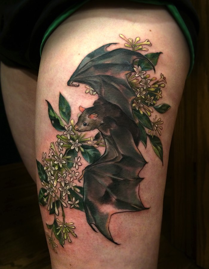 O que mais me chamou a atenção nas tatuagens feitas por Stephanie Brown é o estilo visual que me lembrou muito as ilustrações de antigos livros sobre a fauna e a flora do planeta. Os desenhos que ela faz permanentemente na pele de seus clientes me fez voltar a um tempo onde enciclopédias habitavam as prateleiras das casas e era lá que você aprenderia sobre os animais e as plantas. São ilustrações clássicas e atemporais que, espero, fiquem tão bem na pele das pessoas em 30 anos quanto hoje.