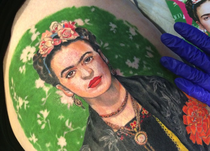 O que mais me chamou a atenção nas tatuagens feitas por Stephanie Brown é o estilo visual que me lembrou muito as ilustrações de antigos livros sobre a fauna e a flora do planeta. Os desenhos que ela faz permanentemente na pele de seus clientes me fez voltar a um tempo onde enciclopédias habitavam as prateleiras das casas e era lá que você aprenderia sobre os animais e as plantas. São ilustrações clássicas e atemporais que, espero, fiquem tão bem na pele das pessoas em 30 anos quanto hoje.