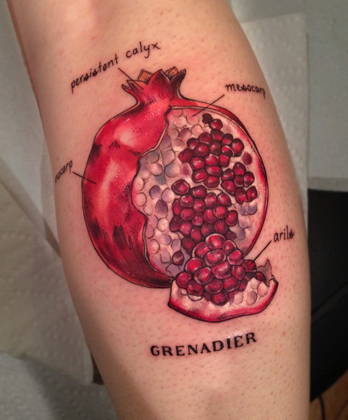 O que mais me chamou a atenção nas tatuagens feitas por Stephanie Brown é o estilo visual que me lembrou muito as ilustrações de antigos livros sobre a fauna e a flora do planeta. Os desenhos que ela faz permanentemente na pele de seus clientes me fez voltar a um tempo onde enciclopédias habitavam as prateleiras das casas e era lá que você aprenderia sobre os animais e as plantas. São ilustrações clássicas e atemporais que, espero, fiquem tão bem na pele das pessoas em 30 anos quanto hoje.
