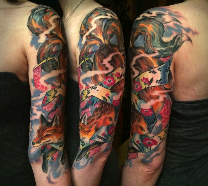O que mais me chamou a atenção nas tatuagens feitas por Stephanie Brown é o estilo visual que me lembrou muito as ilustrações de antigos livros sobre a fauna e a flora do planeta. Os desenhos que ela faz permanentemente na pele de seus clientes me fez voltar a um tempo onde enciclopédias habitavam as prateleiras das casas e era lá que você aprenderia sobre os animais e as plantas. São ilustrações clássicas e atemporais que, espero, fiquem tão bem na pele das pessoas em 30 anos quanto hoje.