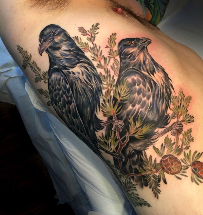 O que mais me chamou a atenção nas tatuagens feitas por Stephanie Brown é o estilo visual que me lembrou muito as ilustrações de antigos livros sobre a fauna e a flora do planeta. Os desenhos que ela faz permanentemente na pele de seus clientes me fez voltar a um tempo onde enciclopédias habitavam as prateleiras das casas e era lá que você aprenderia sobre os animais e as plantas. São ilustrações clássicas e atemporais que, espero, fiquem tão bem na pele das pessoas em 30 anos quanto hoje.