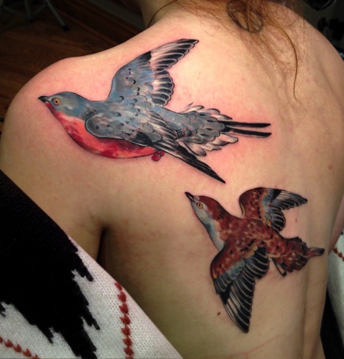 O que mais me chamou a atenção nas tatuagens feitas por Stephanie Brown é o estilo visual que me lembrou muito as ilustrações de antigos livros sobre a fauna e a flora do planeta. Os desenhos que ela faz permanentemente na pele de seus clientes me fez voltar a um tempo onde enciclopédias habitavam as prateleiras das casas e era lá que você aprenderia sobre os animais e as plantas. São ilustrações clássicas e atemporais que, espero, fiquem tão bem na pele das pessoas em 30 anos quanto hoje.