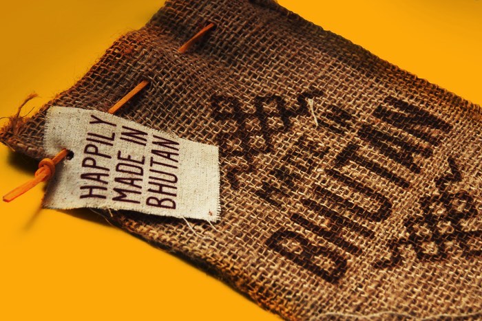 O Brand Bhutan Project começou com um extensivo trabalho de imersão e análise por parte da equipe da FutureBrand lá no Butão. Foi assim que começou o projeto cujas imagens você vai poder ver logo abaixo. E essa imersão existiu com a finalidade de entender melhor esse país, sua cultura e como ele poderia ser apresentado ao mundo de forma representativa. 