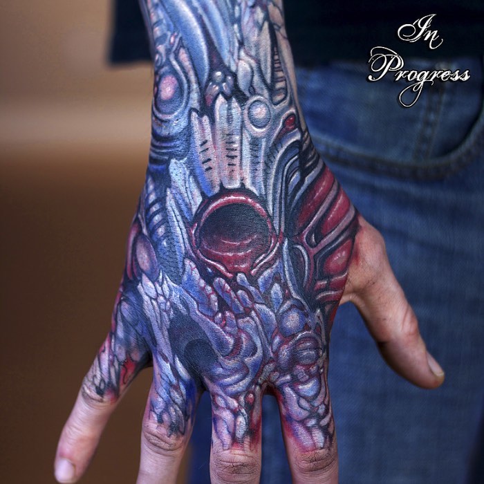 Existem muitos tatuadores especializados em tatuagens biomecânicas e o Dietz Tattoo é um dos melhores quando se trata desse assunto. Seu trabalho se destaca do que vejo por ai por culpa do brilho das suas cores, suas formas surrealistas que mais lembram músculos humanos sendo removidos do seu contexto e depois derretidos como se não fossem nada. É interessante ver um tatuador nesse estilo seguindo um visual, ainda que inspirado por Giger, sendo diferente daquele clichê que vemos todos os dias.