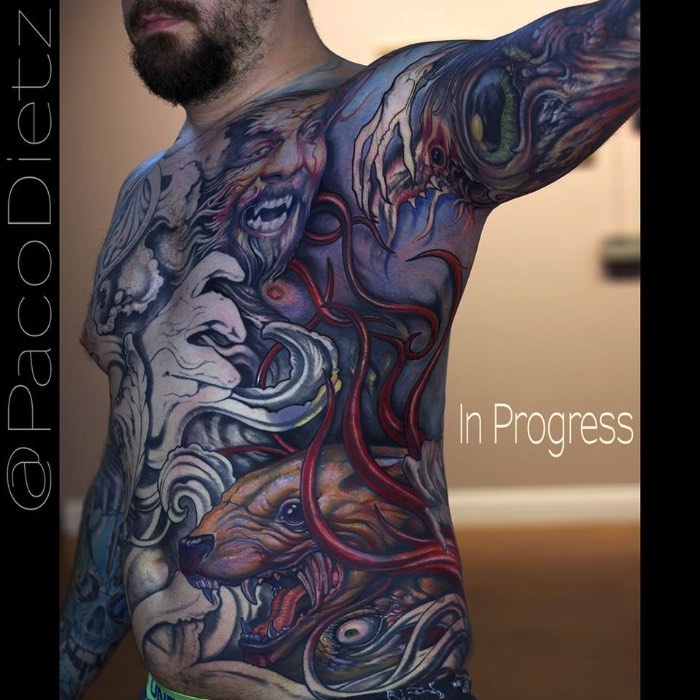 Existem muitos tatuadores especializados em tatuagens biomecânicas e o Dietz Tattoo é um dos melhores quando se trata desse assunto. Seu trabalho se destaca do que vejo por ai por culpa do brilho das suas cores, suas formas surrealistas que mais lembram músculos humanos sendo removidos do seu contexto e depois derretidos como se não fossem nada. É interessante ver um tatuador nesse estilo seguindo um visual, ainda que inspirado por Giger, sendo diferente daquele clichê que vemos todos os dias.