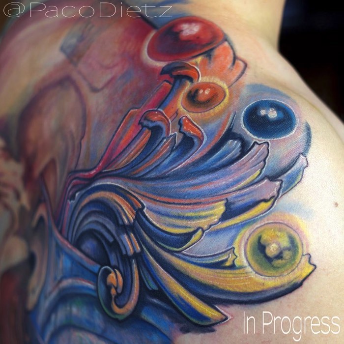 Existem muitos tatuadores especializados em tatuagens biomecânicas e o Dietz Tattoo é um dos melhores quando se trata desse assunto. Seu trabalho se destaca do que vejo por ai por culpa do brilho das suas cores, suas formas surrealistas que mais lembram músculos humanos sendo removidos do seu contexto e depois derretidos como se não fossem nada. É interessante ver um tatuador nesse estilo seguindo um visual, ainda que inspirado por Giger, sendo diferente daquele clichê que vemos todos os dias.