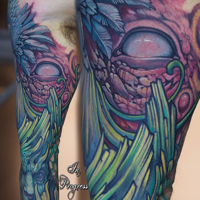 Existem muitos tatuadores especializados em tatuagens biomecânicas e o Dietz Tattoo é um dos melhores quando se trata desse assunto. Seu trabalho se destaca do que vejo por ai por culpa do brilho das suas cores, suas formas surrealistas que mais lembram músculos humanos sendo removidos do seu contexto e depois derretidos como se não fossem nada. É interessante ver um tatuador nesse estilo seguindo um visual, ainda que inspirado por Giger, sendo diferente daquele clichê que vemos todos os dias.