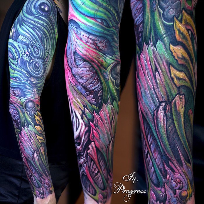 Existem muitos tatuadores especializados em tatuagens biomecânicas e o Dietz Tattoo é um dos melhores quando se trata desse assunto. Seu trabalho se destaca do que vejo por ai por culpa do brilho das suas cores, suas formas surrealistas que mais lembram músculos humanos sendo removidos do seu contexto e depois derretidos como se não fossem nada. É interessante ver um tatuador nesse estilo seguindo um visual, ainda que inspirado por Giger, sendo diferente daquele clichê que vemos todos os dias.