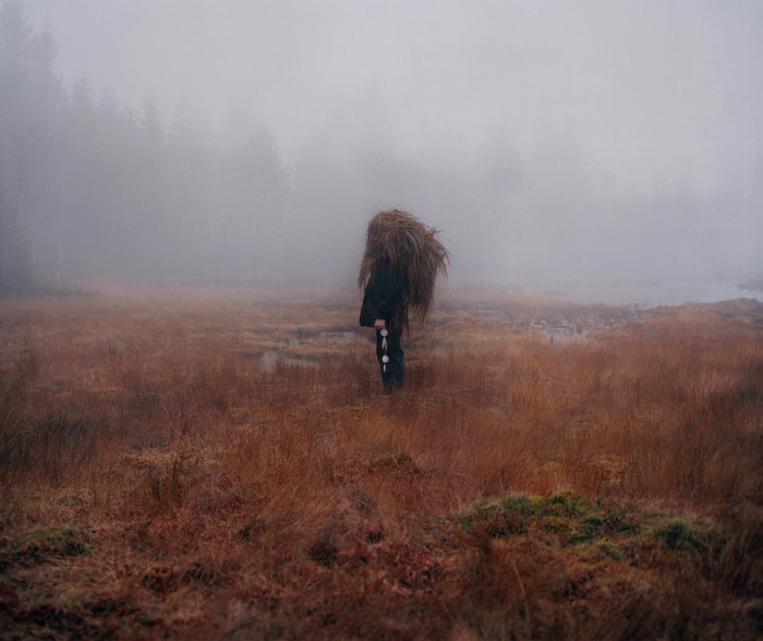 Eyes as Big as Plates é o nome de uma série fotográfica criada por Karoline Hjorth e Riitta Ikonen onde o foco das suas câmeras se volta para marinheiros, fazendeiros aposentados e pessoas de idade que moram na Noruega. A ideia começou com um trabalho relacionado ao folclore nórdico e acabou se tornando um estudo visual voltado para a forma com a qual nós lidamos com a natureza. 