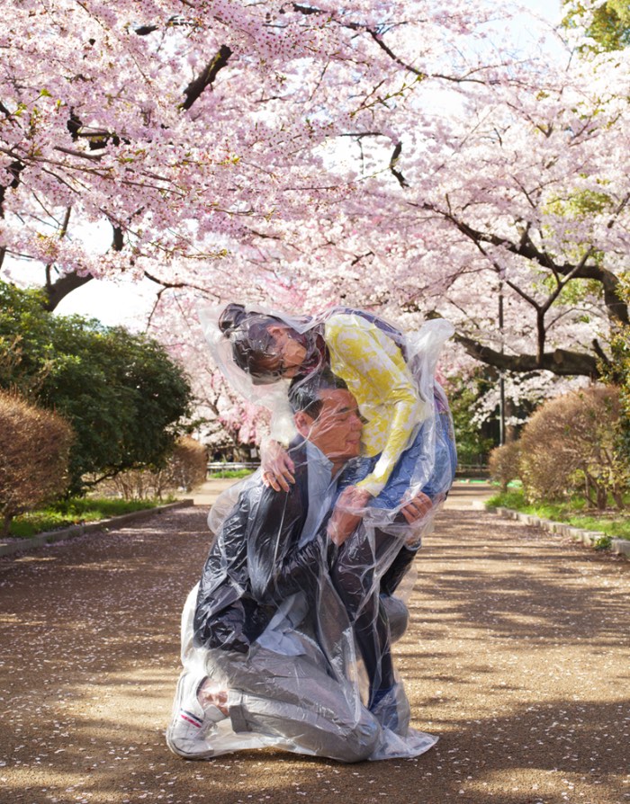 Não sei de onde veio a ideia do Photographer Hal de colocar casais selados no vácuo mas é isso que ele fez nessa sua nova série fotográfica chamada Flesh Love Returns. Nessa série você vai ver casais muito perto um do outro, muitas vezes eles parecem até estar perto demais um do outro mas essa é a premissa desse projeto. 