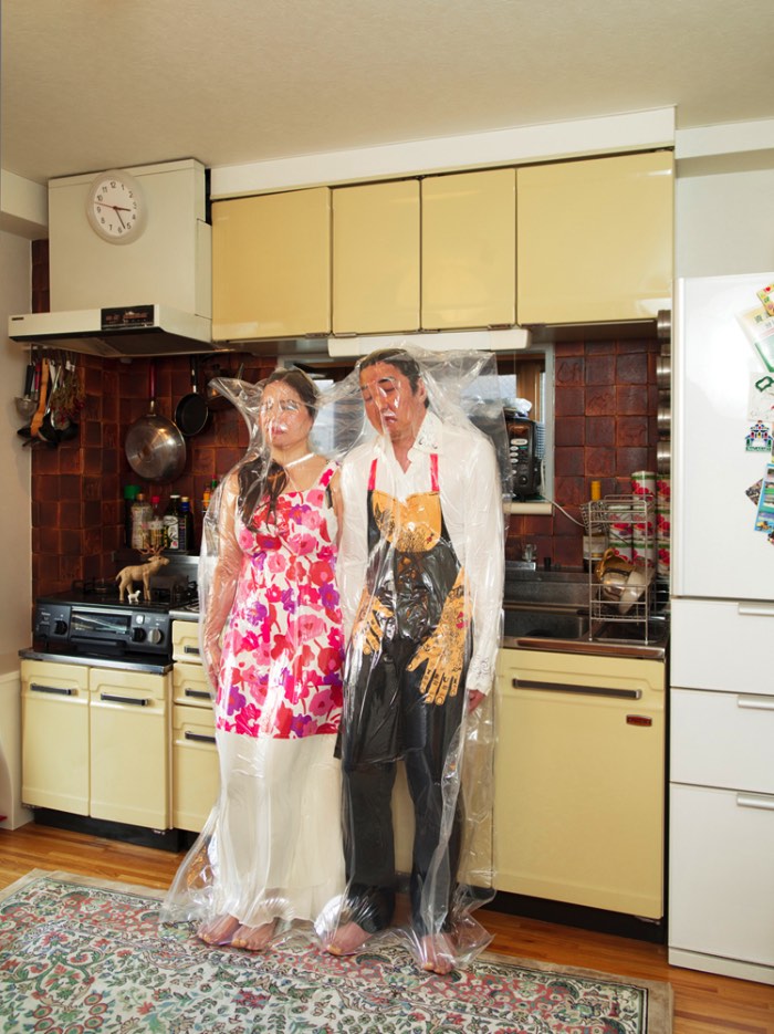 Não sei de onde veio a ideia do Photographer Hal de colocar casais selados no vácuo mas é isso que ele fez nessa sua nova série fotográfica chamada Flesh Love Returns. Nessa série você vai ver casais muito perto um do outro, muitas vezes eles parecem até estar perto demais um do outro mas essa é a premissa desse projeto. 