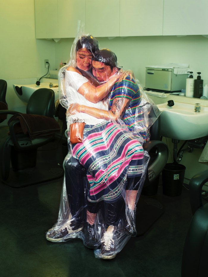 Não sei de onde veio a ideia do Photographer Hal de colocar casais selados no vácuo mas é isso que ele fez nessa sua nova série fotográfica chamada Flesh Love Returns. Nessa série você vai ver casais muito perto um do outro, muitas vezes eles parecem até estar perto demais um do outro mas essa é a premissa desse projeto. 