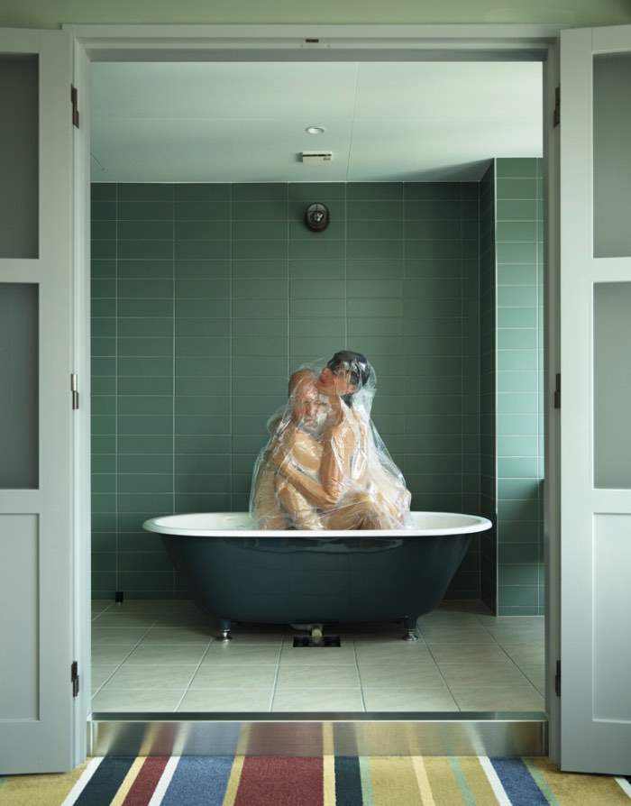 Não sei de onde veio a ideia do Photographer Hal de colocar casais selados no vácuo mas é isso que ele fez nessa sua nova série fotográfica chamada Flesh Love Returns. Nessa série você vai ver casais muito perto um do outro, muitas vezes eles parecem até estar perto demais um do outro mas essa é a premissa desse projeto. 