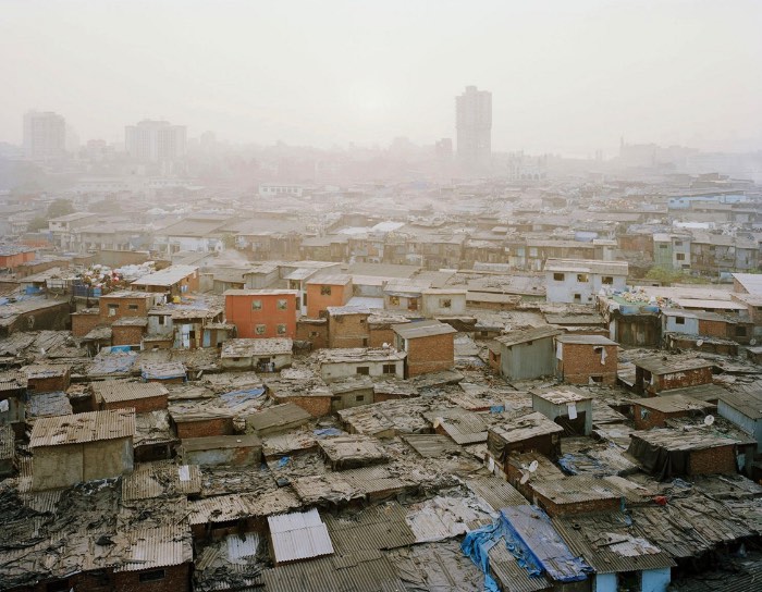 Para fotografar tudo que seria necessário para fazer a série Future Cities, Noah Addis teve que viajar pelo mundo e acabou explorando dezenas de lugares onde a população mora em residências informais. Residências informais é o termo técnico para aquilo que conhecemos como favelas. 