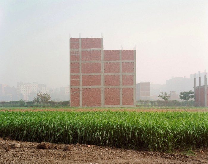 Para fotografar tudo que seria necessário para fazer a série Future Cities, Noah Addis teve que viajar pelo mundo e acabou explorando dezenas de lugares onde a população mora em residências informais. Residências informais é o termo técnico para aquilo que conhecemos como favelas. 