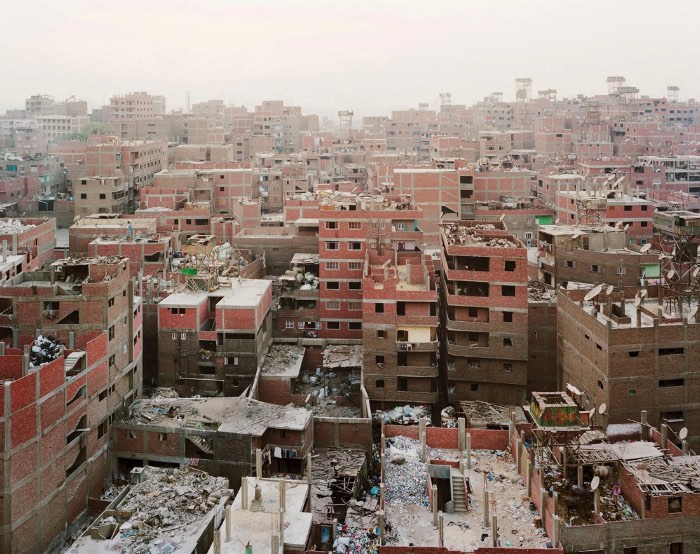 Para fotografar tudo que seria necessário para fazer a série Future Cities, Noah Addis teve que viajar pelo mundo e acabou explorando dezenas de lugares onde a população mora em residências informais. Residências informais é o termo técnico para aquilo que conhecemos como favelas. 