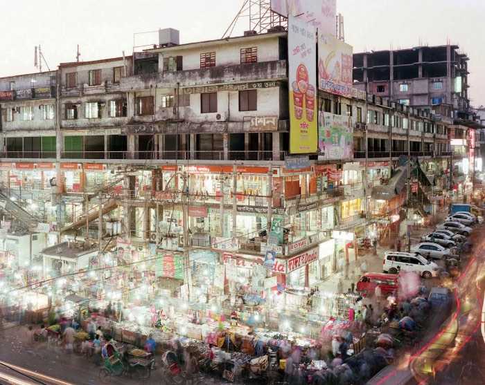 Para fotografar tudo que seria necessário para fazer a série Future Cities, Noah Addis teve que viajar pelo mundo e acabou explorando dezenas de lugares onde a população mora em residências informais. Residências informais é o termo técnico para aquilo que conhecemos como favelas. 