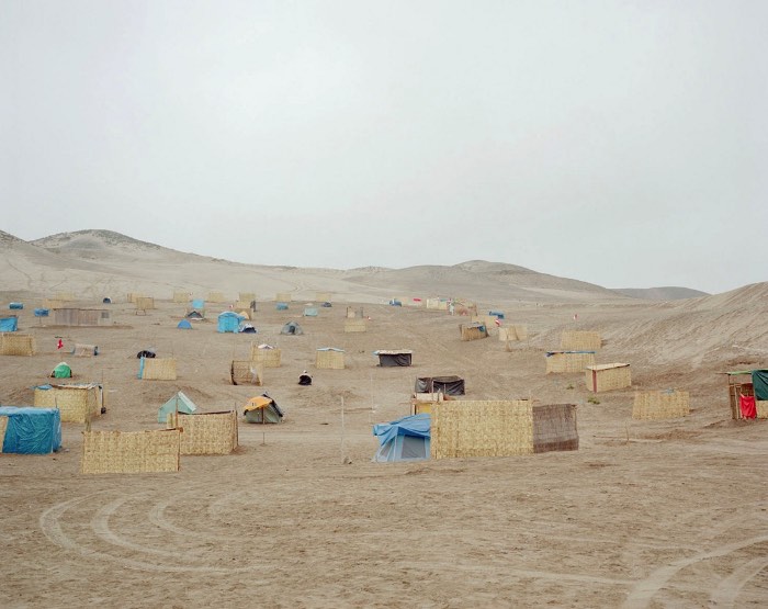 Para fotografar tudo que seria necessário para fazer a série Future Cities, Noah Addis teve que viajar pelo mundo e acabou explorando dezenas de lugares onde a população mora em residências informais. Residências informais é o termo técnico para aquilo que conhecemos como favelas. 